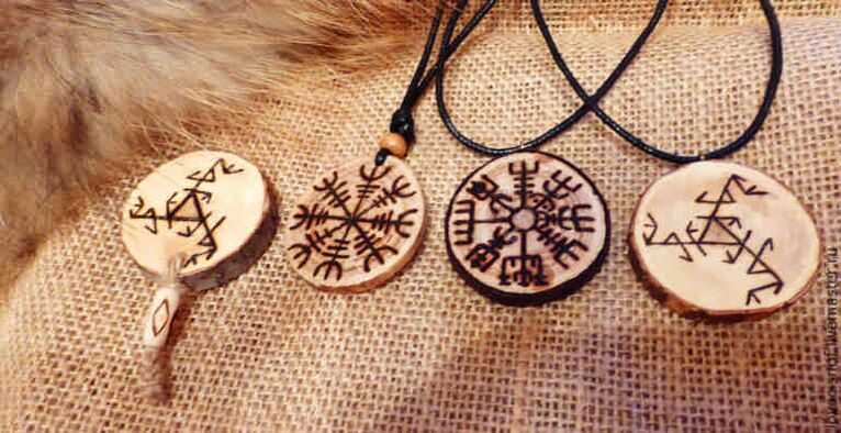 pendants na may runes bilang anting-anting ng tagumpay