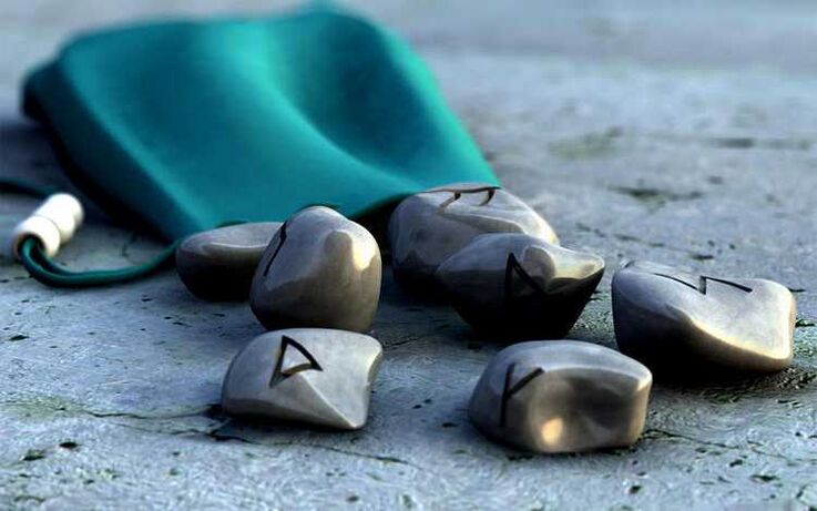 pouch na may rune bilang anting-anting para sa suwerte